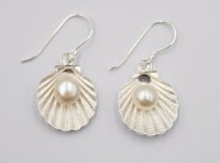 Auktion 370<br>Paar 925er Silber-Ohrh&auml;nger, Muschelform m. Perle, ca. 2,5gr., L-3cm