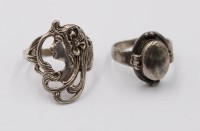 Auktion 370<br>2x div. Silber-Ringe, 1x im Jugendstil und 1x sogen. Giftring (Verschluss defekt), zus. ca. 8,3gr., RG 55/51