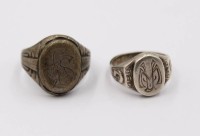 Auktion 370<br>2x div. fr&uuml;he Silber-Ringe mit Ziermonogrammen, 1x Schiene gebrochen,  RG 54, zus. 10,5gr.