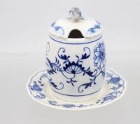 Auktion 370<br>Konfit&uuml;rendose, Stadt Meissen, Deckelbl&uuml;te bestossen, ca. H-10cm