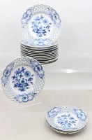 Auktion 370<br>15x Durchbruchteller, Meissen, Schwertermarke, Zwiebelmuster, 1x bestossen und 1x mit Chip, je 2 Schleifstriche, D-20,5cm
