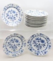 Auktion 370<br>17x flache Teller, Stadt Meissen, Zwiebelmuster, teilw. kl. Brandfehler, ca. D-25cm