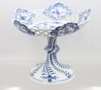 Auktion 370<br>Tafelaufsatz, Stadt Meisssen, Zwiebelmuster, an Verbindung bestossen, ca. H-22,5cm D-23,5cm