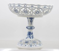 Auktion 370<br>Tafelaufsatz, Stadt Meissen, Zwiebelmuster, Schale mittig altrissig, ca. H-20cm D-22cm