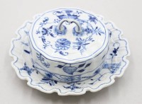 Auktion 370<br>Butterdose, Stadt Meissen, Zwiebelmuster, guter Zustand, ca. H-9cm D-23,5cm