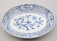 Auktion 370<br>ovale Schale, Saxe, Zwiebelmuster, durchbrochen, 1x bestossen, ca. H-5cm , B-28cm