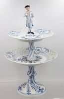 Auktion 370<br>Etagere, Stadt Meissen, Kavalier als Bekr&ouml;nung, Zwiebelmuster, Verschraubungen lose, ca. H-41cm ca. D-25cm