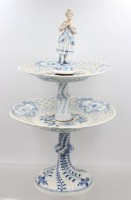 Auktion 370<br>Etagere, Stadt Meissen, M&auml;dchen mit Blume als Bekr&ouml;nung, Zwiebelmuster, Verschraubungen lose, ca. H-41cm ca. D-25cm