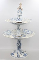 Auktion 372<br>Etagere, Stadt Meissen, M&auml;dchen mit Blume als Bekr&ouml;nung, Zwiebelmuster, Verschraubungen lose, ca. H-41cm ca. D-25cm