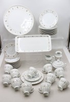 Auktion 370<br>Restservice, Tirschenreuth, in der Art von F&uuml;rstenberg GRECQUE MILLE FLEURS,  2x div. Kuchenplatten, Milch und Zucker, 11x Tassen, 12x U.T., und 12x Kuchenteller