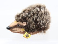 Auktion 370<br>Igel von Steiff, Knopf  &amp; Restfahne, ca. L-11,5cm