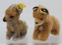Auktion 370<br>2x div. Steiff-F&uuml;chse, 1x Xorry kompl. und 1x  Fuzzy , ca. H-9cm