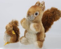 Auktion 370<br>2x div. Steiff Eichh&ouml;rnchen, Kecki und Nikki, Gr&ouml;&szlig;tes H-20,5cm