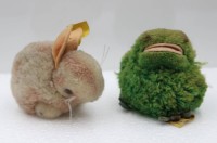 Auktion 370<br>2x div. Steiff-Wolltiere, Hase und Frosch, je mit Knopf &amp; Fahne, ca. H-8cm
