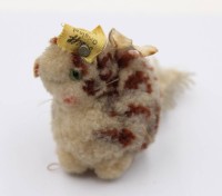 Auktion 370<br>kl. Wollkatze, Steiff, Knopf &amp; Fahne, Nr. 4505