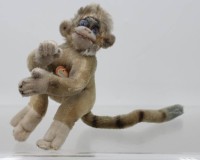 Auktion 370 / Los 12040 <br>Steiff-Affe, Mungo, nur Schild, ca. H-15cm
