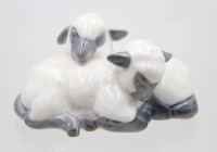 Auktion 370<br>2 L&auml;mmer, Royal Copenhagen, Modellnr. 2769, Unterglasurfarben, ein Schleifstrich, H-50,5cm L-10,5cm