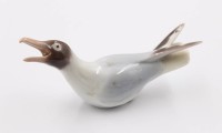 Auktion 370<br>Bing&amp; Gr&ouml;ndahl-Figur "Lachm&ouml;we", polychrom bemalt, Nr. 1809, Entw. Jens Peter Dahl-Jensen, L-10,5cm