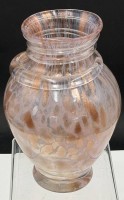 Auktion 370<br>hohe Kunstglas-Vase mit Goldflitter, wohl Murano, H-23 cm, Hals mit aufgelegter Schlange