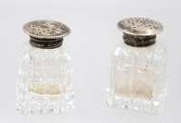 Auktion 370<br>Streuerpaar, &auml;lter, 925er Silberdeckel, Kristall, ca. H-4,5cm