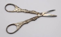 Auktion 370<br>versilberte Traubenschere, Reliefdekor, ca. L-15,5cm