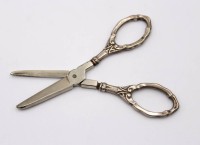Auktion 370<br>Traubenschere, 830er Silbergriffe, &auml;lter, L-12cm