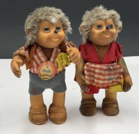 Auktion 370<br>Mecky-Paar von "Steiff" &auml;lter, 2x Fahne, 1x Schild, H-11 cm