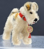 Auktion 370<br>kl. Foxterrier, Hermann, orig. Schild, H-9 cm