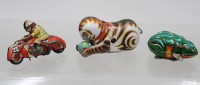 Auktion 370<br>3x div. Aufziehspielzeuge, Blech, &auml;lter, Werke laufen, Gebrauchsspuren, Katze H-4,5cm L-10,5cm