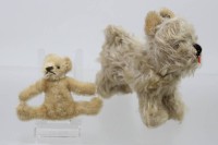 Auktion 370 / Los 12061 <br>Steiff Hund Tessie und  kl. B&auml;r, Steiff ?, bespielter Erhaltung, ohne Ident., Hund H-12cm