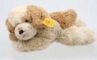 Auktion 370 / Los 12066 <br>liegender Hund, Steiff, Knopf &amp; Fahne, Nr. 5610/18