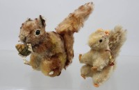 Auktion 370 / Los 12067 <br>2x div. Eichh&ouml;rnchen,  Steiff Perri und Hermann, &auml;lter, Perri ca. H-13cm