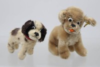 Auktion 370<br>2x div. Steiff-Hunde, &auml;lter, 1x Knopf u. Restfahne, ca. H-12,5cm