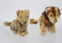 Auktion 370 / Los 12071 <br>2x div. &auml;ltere Steiff-Raubkatzen, ohne Ident. , bespielt, ca. H-11cm