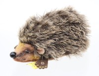 Auktion 370<br>Steiff-Igel, Knopf &amp; Fahne, Nr. 1670/10