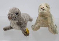 Auktion 370<br>2x div. Robben von Steiff, 1x Knopf &amp; Fahne Nr. 1473/09