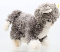 Auktion 370 / Los 12077 <br>Steiff Cosy Sulla, Knopf &amp; Restfahne, ca. H-20cm, bespielt
