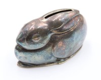 Auktion 370<br>fig&uuml;rliche Spardose, Hase, Messing versilbert, berieben, ohne Schl&uuml;ssel, ca. H-5,5cm L-10cm
