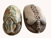 Auktion 370<br>2x gr. Skarab&auml;en, Speckstein, L-10 und 12 cm