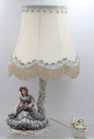 Auktion 370 / Los 16049 <br>Tischlampe "Dresden" sitz. M&auml;dchen mit Blumenkorb, Spitzenkleid tw. bestossen, H-43 cm