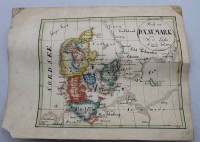 Auktion 370<br>antike color. Karte von D&auml;nemark, datiert 1831, ungerahmt, Blatt mit L&auml;suren, ca. 21 x 27,5cm
