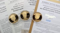 Auktion 370<br>3x Gedenkpr&auml;gungen ,, Kanzler und Pr&auml;sidenten'' Kupfer / vergoldet , polierte Platte ,gekapselt mit Zertifikat .