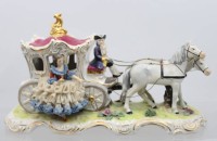 Auktion 370 / Los 8161 <br>zweisp&auml;nnigen Kutsche im Rokoko-Stil. , Dresden, Spitzenkleid bestossen, ca. H-19cm L-35cm