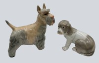 Auktion 370 / Los 8162 <br>2 Porzellan-Hunde, ohne Hersteller, H-10 und 14 cm