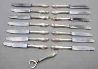 Auktion 370<br>14x Speisemesser und ein Flaschen&ouml;ffner, Friesenmuster, 90er Auflage, ca. L-21cm