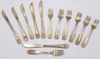 Auktion 370 / Los 11073 <br>Obstbesteck, 9 Gabeln und 10 Messer, ungemarkt, Messer L-15cm, Material?