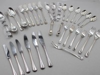 Auktion 370<br>28 Besteckteile, Robbe &amp; Berking, K&ouml;nigskordel, 90er Auflage, 3x gr. Messer, 3x Messer, 4x Essl&ouml;ffel, 9x Kaffeel&ouml;ffel, 2x Zuckerzangen, 4x Kuchengabeln, 8x Essgabeln, Fleichgabel