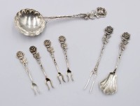 Auktion 370<br>7x Besteckteile, Silber 800/835, Hildesheimer Rose, zus. ca. 57gr., Sahnel&ouml;ffel, Zuckerschaufel, Fleischgabel und 4 kl. Spie&szlig;e