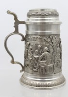 Auktion 370<br>Zinn-Bierkrug nach antikem Vorbild, Wirtshausszene, ca. H-17cm
