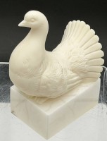 Auktion 370<br>Alabaster Taube auf Steinsockel, Spanien, H-15 cm